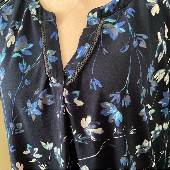 ROZ & ALI, Floral Navy Blue blouse, SIZE: L - Picture 3 of 12